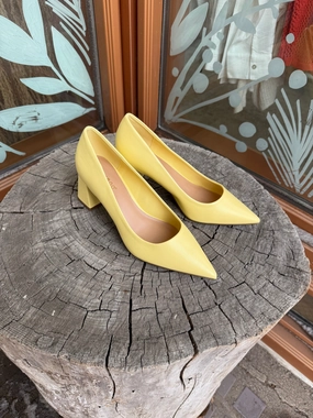 Starlike Yellow Heels